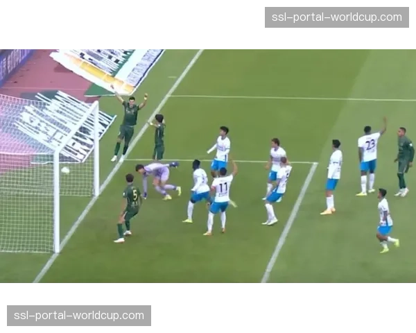 VAR介入,判定里昂球员在禁区内手球犯规 VAR介入,判定里昂球员在禁区内手球犯规