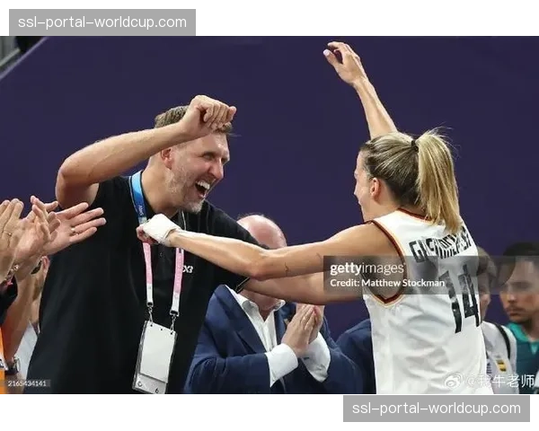 欧洲篮球联赛四强赛现场，诺维茨基与加索尔现身观众席